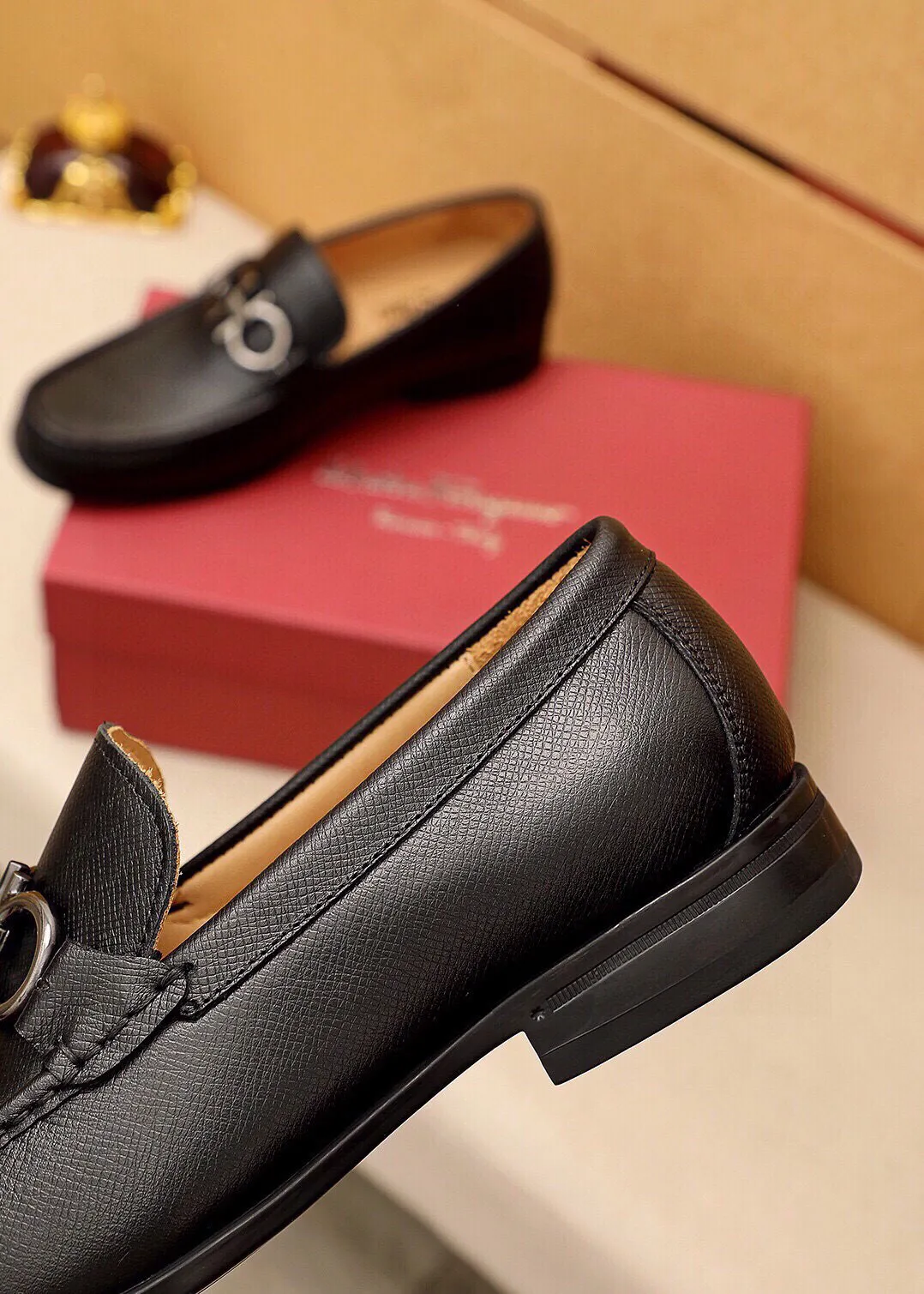 Men's shoes 💰480 💐 Product trademark: Ferragamo "Ferragamo" casual leather shoes Regular size: 38-44 (45🉑️customized) Product materials: Selected imported first-layer cross-grain cowhide leather upper + luxury hardware buckle, imported water-dyed cowhide leather lining. Strong three-dimensional visual effect, original outsole color: 4⃣️seed leather materials available